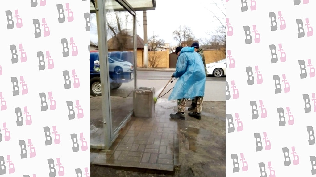 Дезинфекция калужских остановок.jpg Дезинфекция калужских остановок.jpg