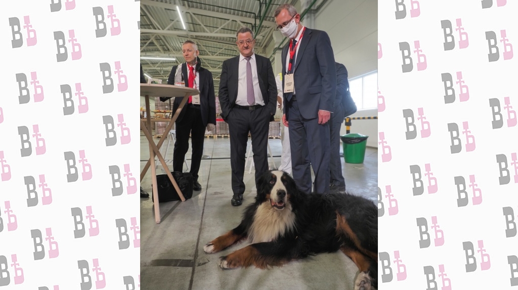 Каспер с хозяином и главой региона.JPG