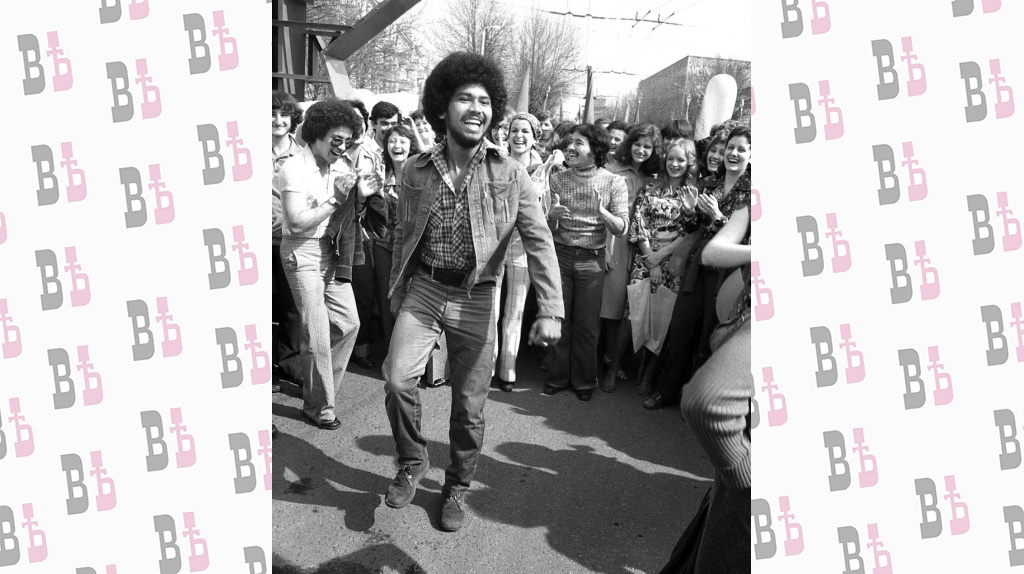 фото Сергея Аникина_иностранцы танцуют_80-е годы.jpg