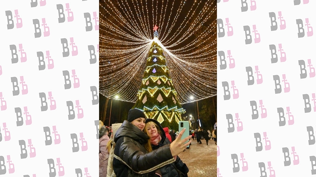 Праздничная ёлка в парке от энергетиков.jpg Праздничная ёлка в парке от энергетиков.jpg