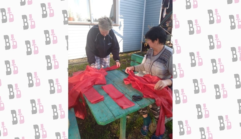 Жительницы деревни шьют повязки для СВО.