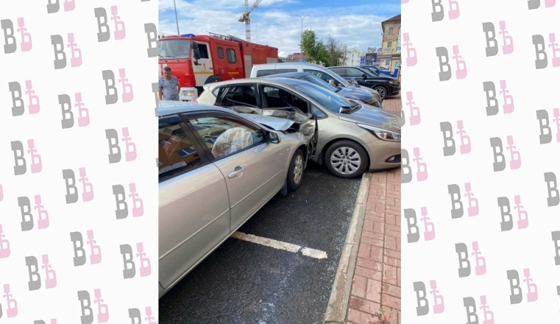 В Калуге на Марата иномарка влетела в припаркованные автомобили