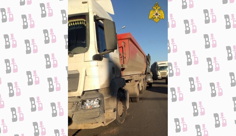 В Обнинске столкнулись два грузовика и легковушка