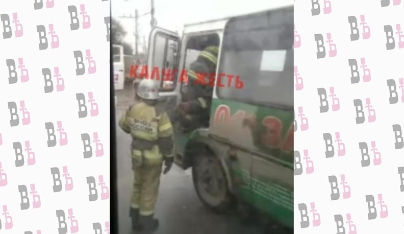В Калуге пассажирский автобус задымился из-за замкнувшей проводки