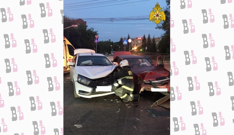 В Калуге на пересечении двух улиц столкнулись две автомобиля «LADA»