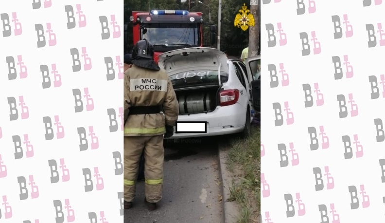 В Калуге при жесткой аварии погиб пассажир такси 