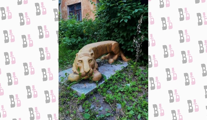 Юная калужская художница занялась раскраской бетонных фигур в городском дворе