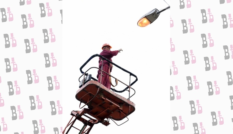 Около 100 уличных светильников ежемесячно ремонтируют людиновские электрики