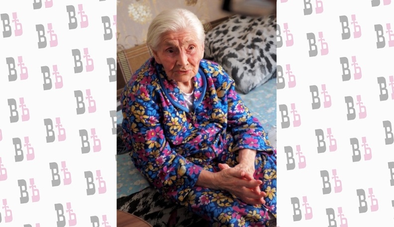 За шаг до века