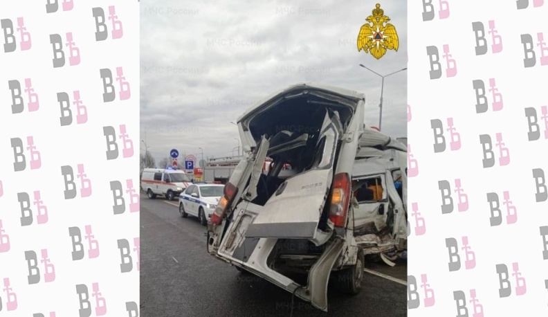 В результате столкновения фуры с микроавтобусом в Боровском районе погиб человек