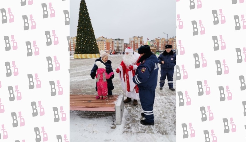 В Обнинске Дед Мороз подарил детям светоотражающие браслеты и брелоки