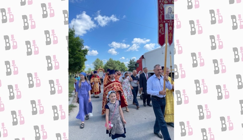 В Жуковском районе верующие прошли Крестным ходом с иконами