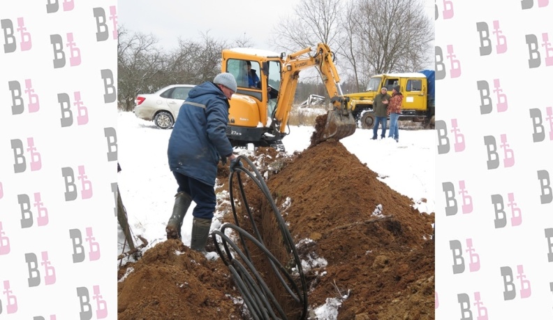 Сотрудники газовой службы проводят работы по подключению к сетям.