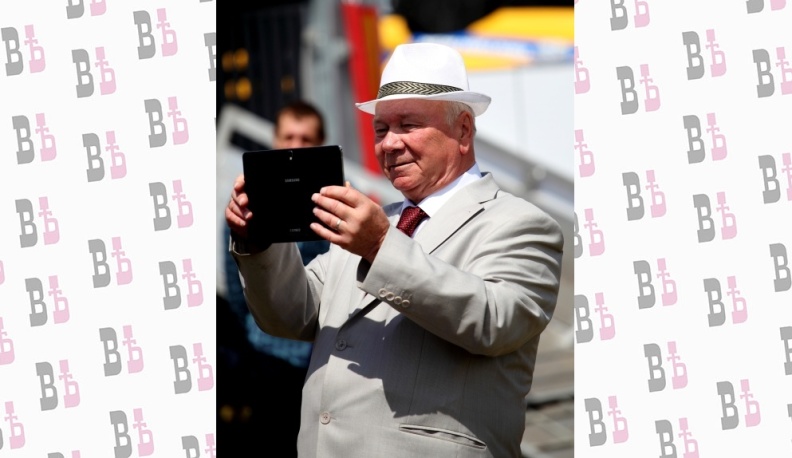 Председатель с планшетом