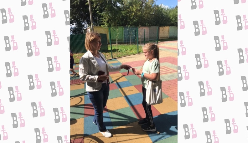 В Спас-Деменском районе прохожим раздавали ленточки в цвет триколора