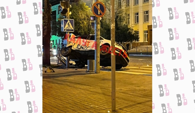 После ночной аварии в центре Калуги такси повисло на светофоре