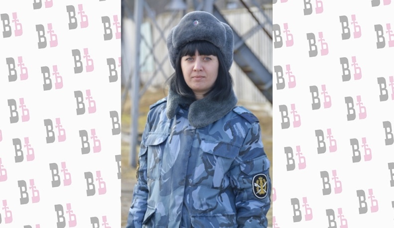 Девушка с автоматом