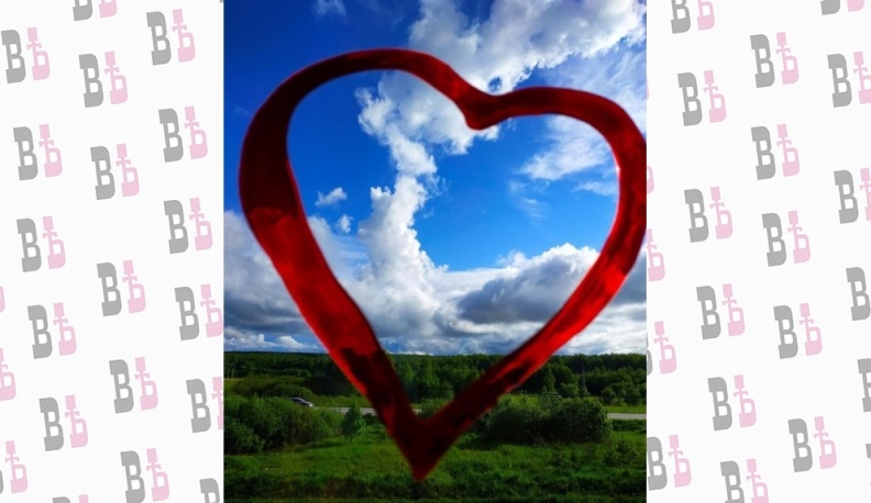 Яркие сердца, триколоры, красочные рисунки украсили окна медынцев