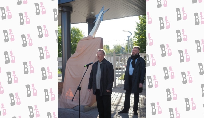 Скульптуру в форме гитары открыли возле филармонии в Калуге