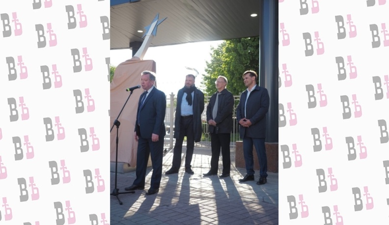 Скульптуру в форме гитары открыли возле филармонии в Калуге