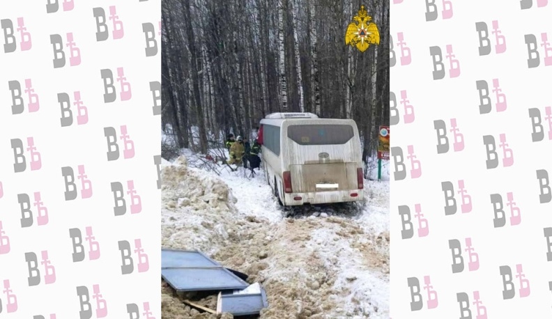 В Калужской области автобус столкнулся с «КАМАЗом» и съехал с трассы