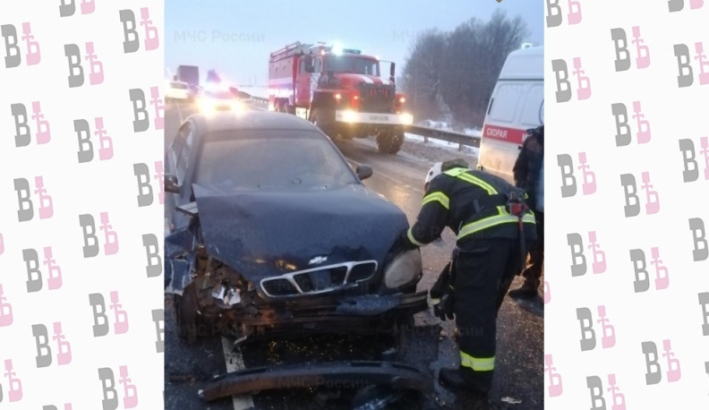 При столкновении двух иномарок на Киевской трассе пострадали люди 