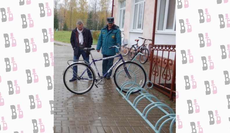 Барятинской школе подарили стоянки для велосипедов