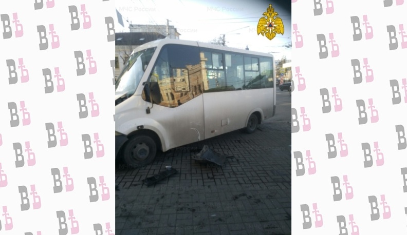 На улице Ленина в Калуге иномарка влетела в маршрутку
