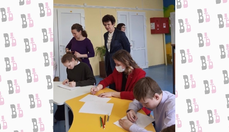 Ольга Коробова нарисовала Белку и Стрелку с ребятами из школы-интерната