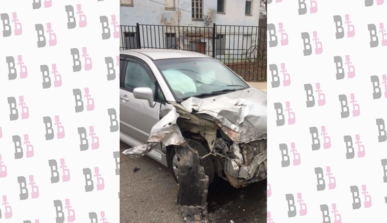 В центре Калуги столкнулись три машины