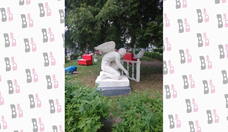 В сквере калужского драмтеатра проветривают бутафорские скульптуры