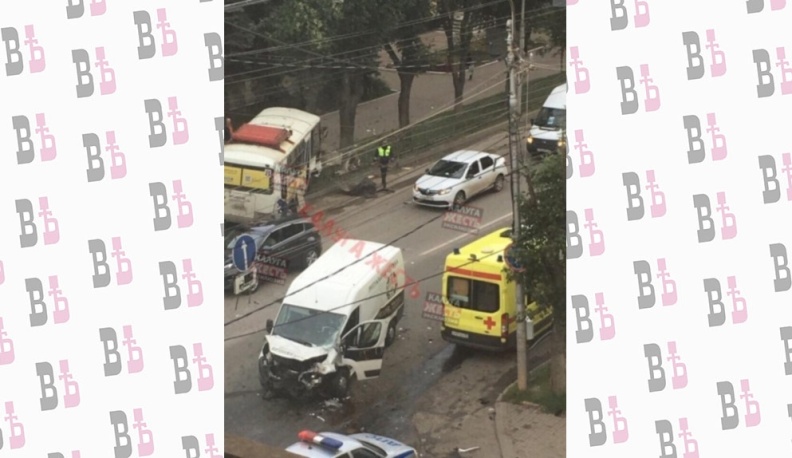 Автобус врезался в дерево после столкновения с машиной ритуальной службы 