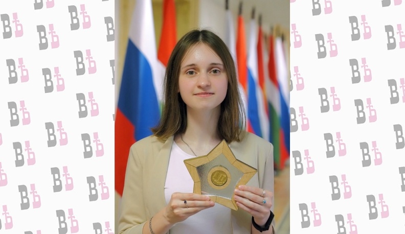 Алина на церемонии вручения выпускникам области наград «За особые заслуги в учении». Ребята получили медали в ложементах в виде звезд. Выпускников поздравили первые лица региона: губернатор Владислав Шапша, председатель Законодательного Собрания Геннадий 