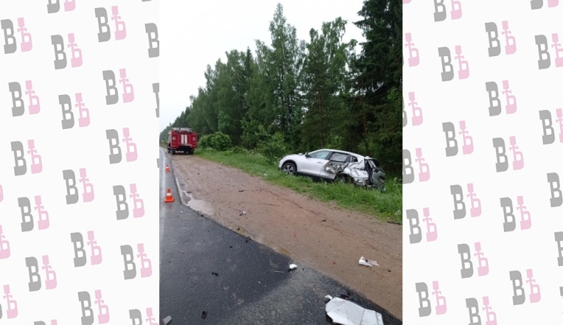 В Юхновском районе иномарка столкнулась с грузовиком и вылетела в кювет