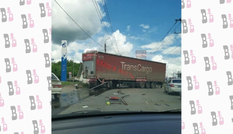 В Калуге фура перекрыла въезд в микрорайон Силикатный со стороны города