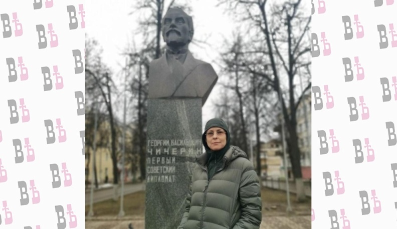 Певица Юля Чичерина сфотографировалась с памятником прадеду в Калуге 