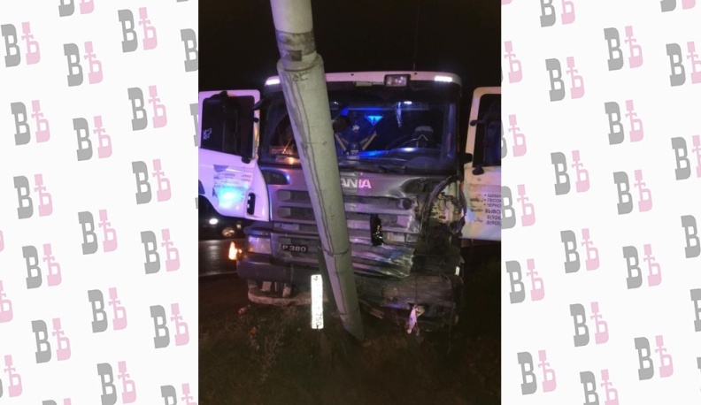 В Калужской области фура «Скания» на встречке протаранила легковушку и влетела в столб