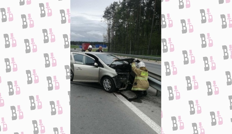 В Дзержинском районе "Опель" въехал в отбойник