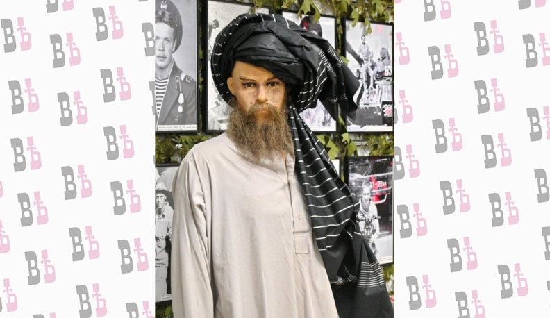 Это одежда душманов – безразмерные хлопковые рубашка, шаровары, чалма. Свой гроб они носят на голове. Если его убьют, завернут в эту ткань и похоронят, как положено у мусульман, до заката солнца.