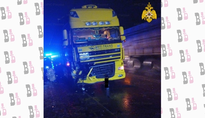 В Калужской области при столкновении «Лады» и двух фур пострадали два человека