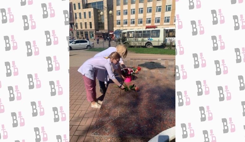 Калужские медики возложили цветы к памятнику фронтовым медсестрам