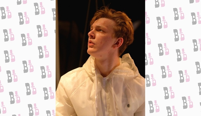 В калужском драмтеатре актер вышел на сцену с переломом ноги