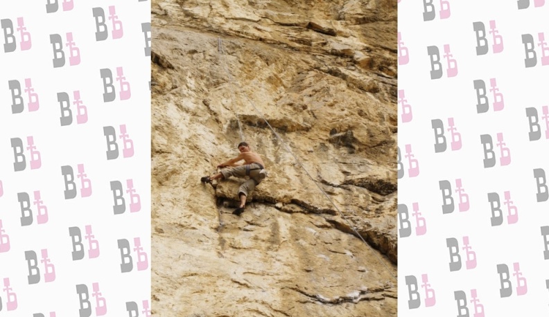 Артем покоряет скалу.