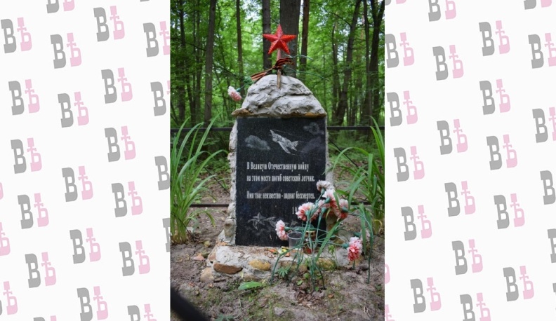 К ним кто-то приносит букеты цветов...