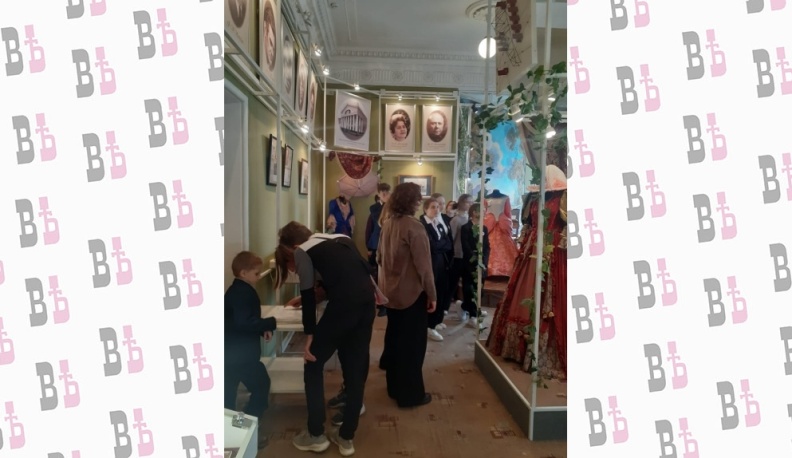 Калужские школьники побывали за кулисами драмтеатра