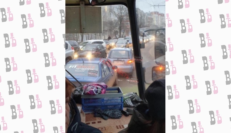 Улица Московская в Калуге стоит в пробке