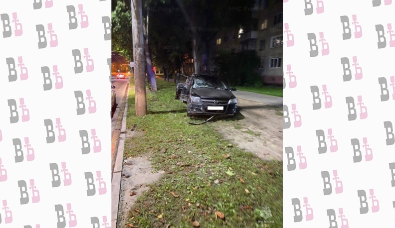 В Калуге "Опель Астра" врезался в столб