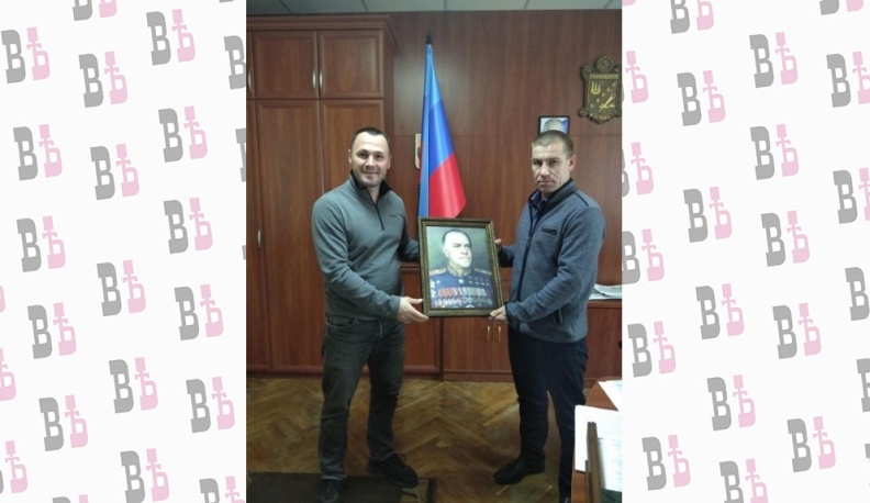 Александр Ерыгин передал портрет великого полководца Георгия Константиновича Жукова главе Первомайска Сергею Колягину.