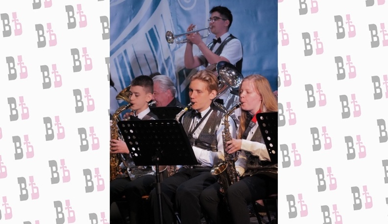 Бей, барабан, труба, труби!