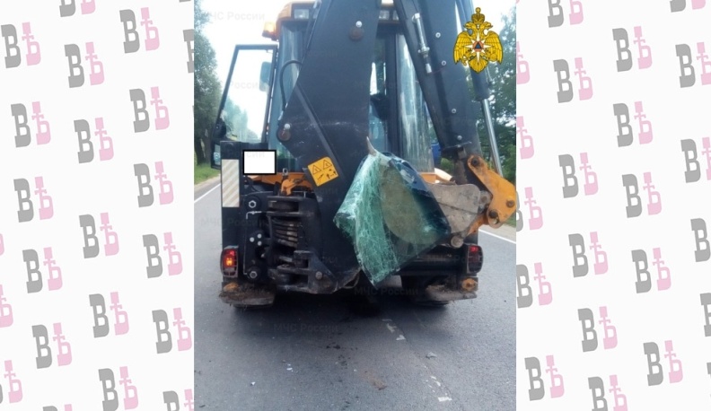 В Калужской области при столкновении автомобиля с трактором пострадал человек